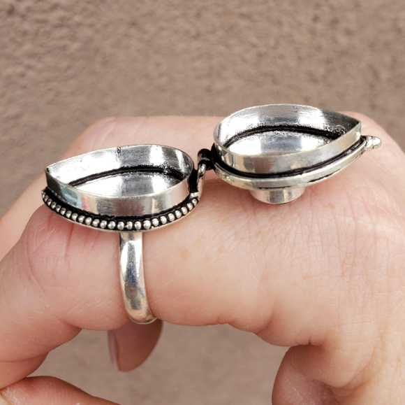 New Blue Sapphire 925 Silver Poison Ring. - Picture 10 of 15